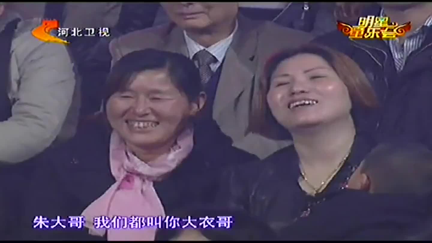 朱之文当众跟神秘女子“眉来眼去”，台下媳妇的表情亮了_新浪新闻