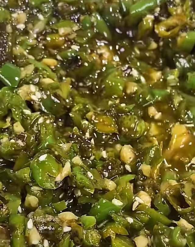 这自制简单的辣椒酱这样做 家里人都夸我厨艺高 连吃5碗都不够 辣椒酱 辣椒 花椒酱 新浪新闻