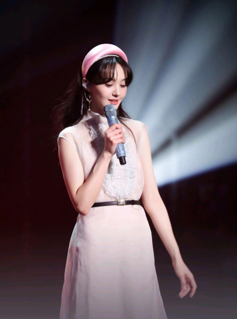 郑爽的穿搭就没输过,白色连衣裙甜美温柔,配粉色发箍摩登洋气