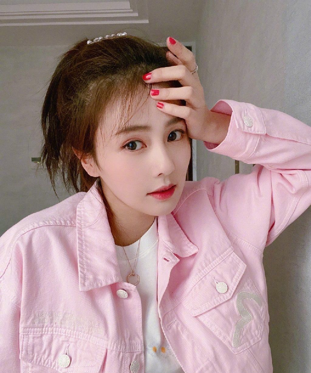 白鹿新鲜自拍照,粉色的甜心小姐姐_高清图集_新浪网