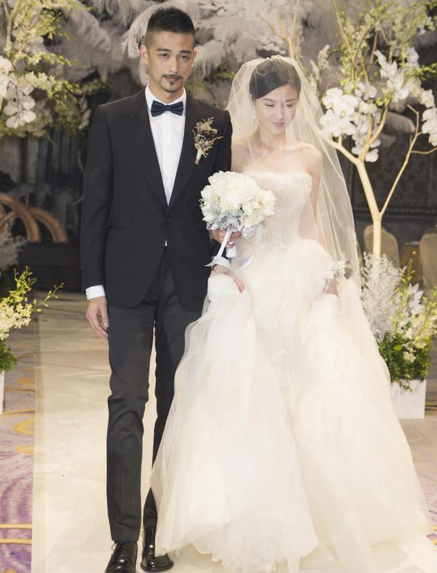 真情侣就是最甜!都在抄陈晓,陈妍希婚纱吻桥段,但没有人能超越