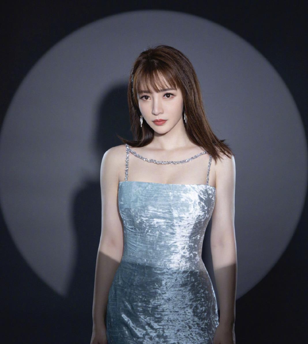 柳岩穿衣大胆,银色吊带裙演绎高级性感,太有女人味了