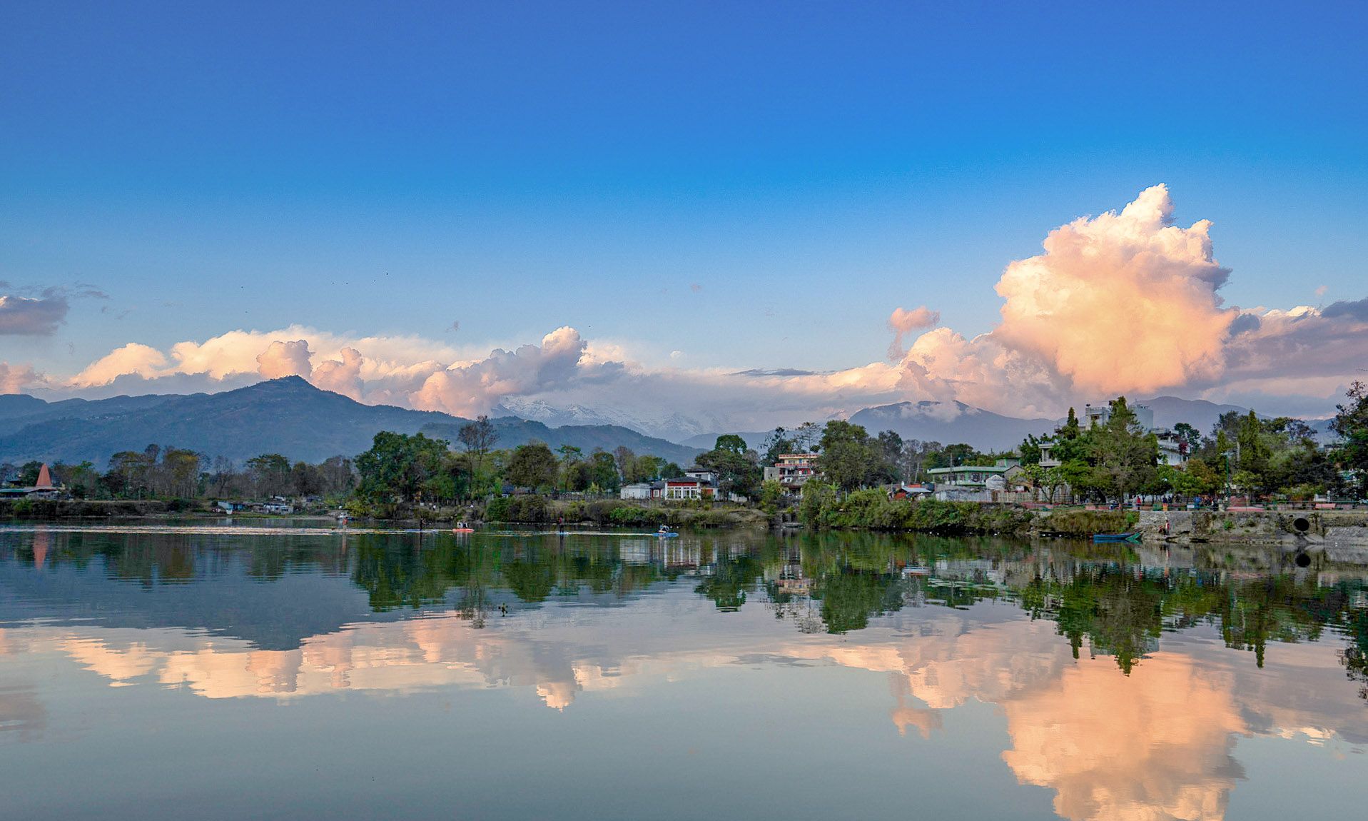 荡舟在尼泊尔博卡拉的费瓦湖 远眺安娜普纳群山