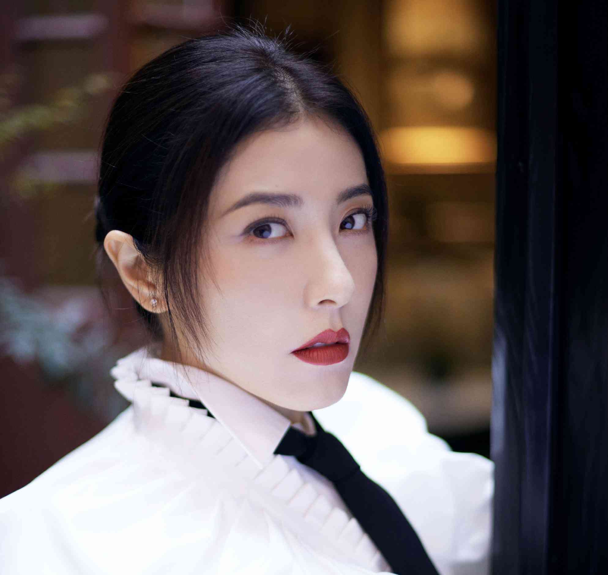 曾黎再现盛世美颜,黑白配木耳边短裙,亮点在后背太妩媚