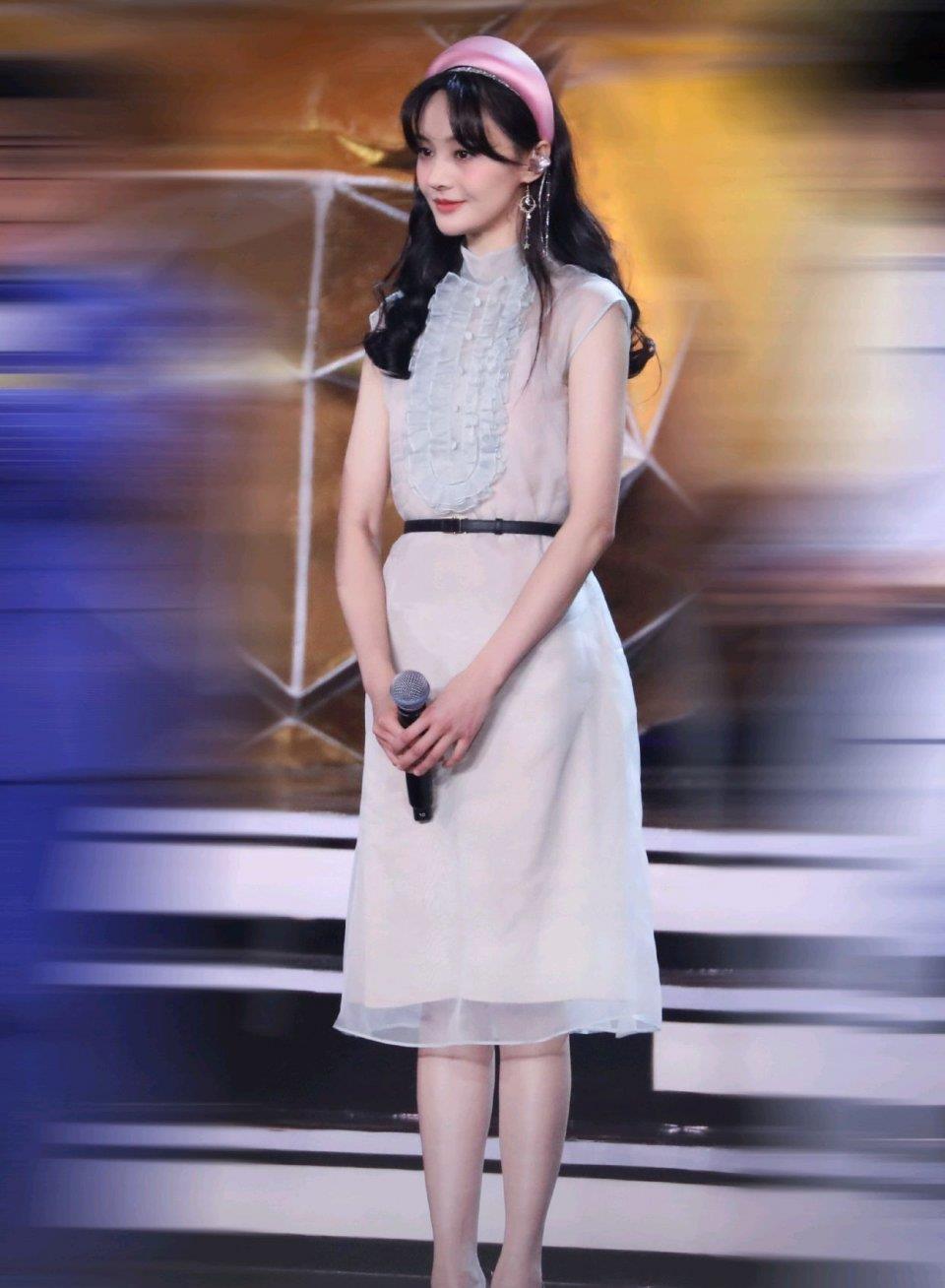 郑爽的穿搭就没输过,白色连衣裙甜美温柔,配粉色发箍摩登洋气