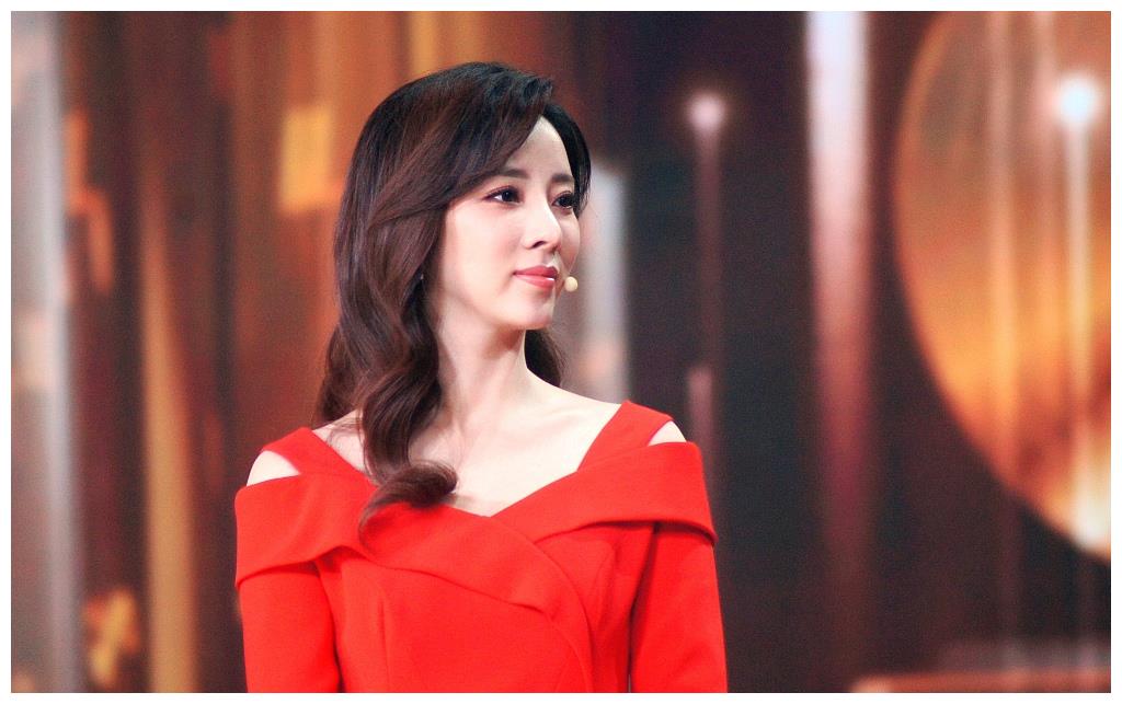 央视主持人李思思仪态大方气质出众 台风干练hold住全场