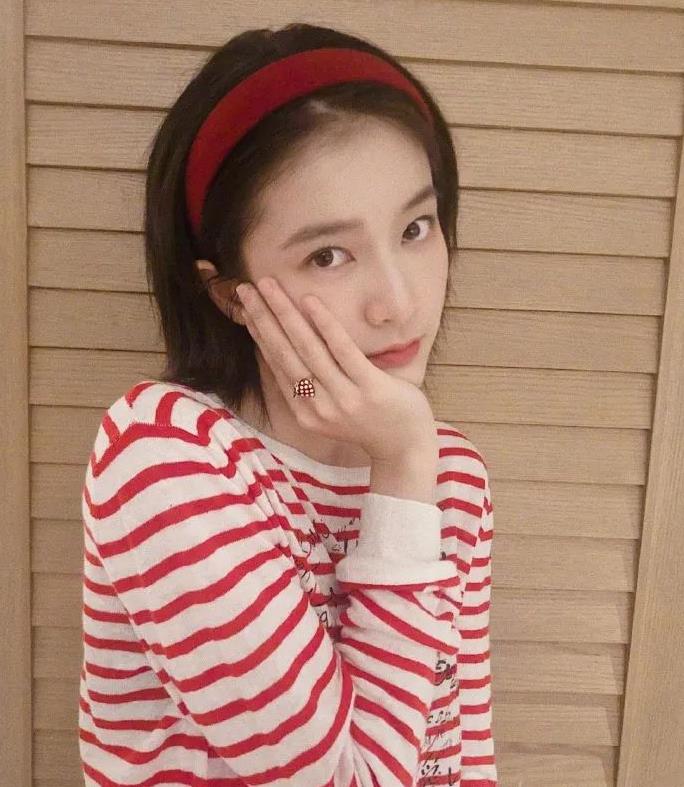 身穿格纹连衣裙搭配俏皮麻花辫,张雪迎的初秋大片,少女感十足|张雪迎