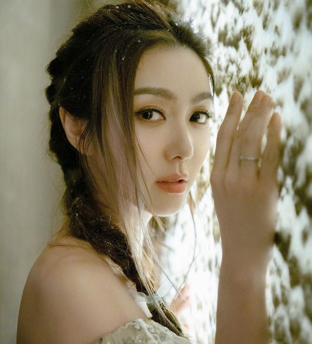 薛凯琪化身雪中的花仙子,优雅美丽,浪漫唯美