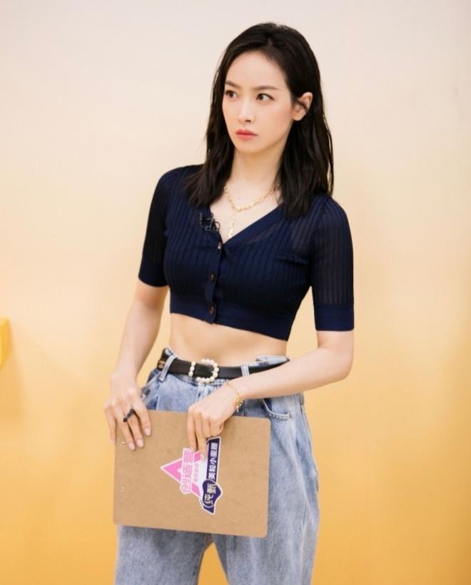 罕见宋茜穿露脐装,当看到"巴掌腰":我决定今天不吃饭了!