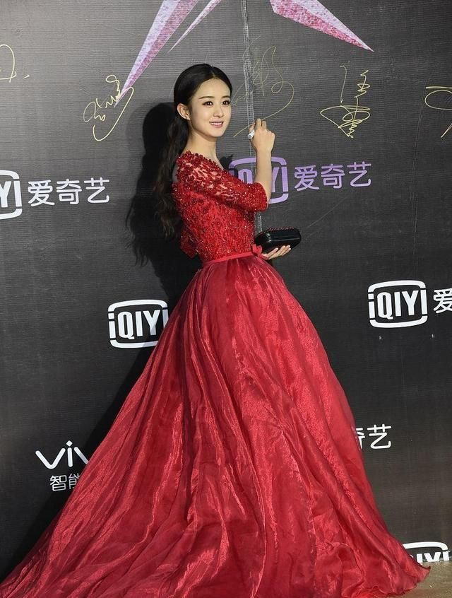 喜欢礼服裙装的小仙女们快来看看赵丽颖的,露肩,礼服裙吧,红色的礼服