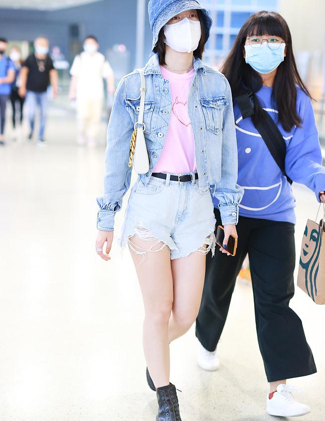 张雪迎穿牛仔装搭粉t元气满满 穿短裤秀白皙美腿十足惹眼