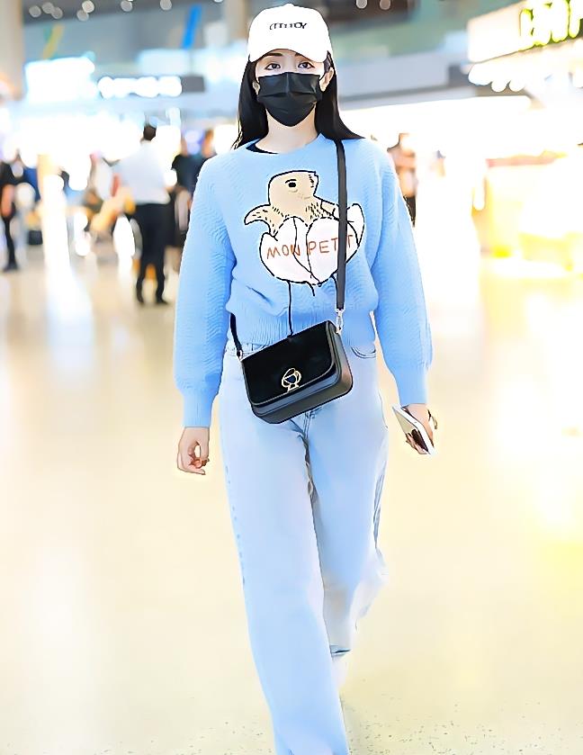 麦迪娜街拍:卡通印花毛衣水洗牛仔裤 kate spade手袋天真可爱