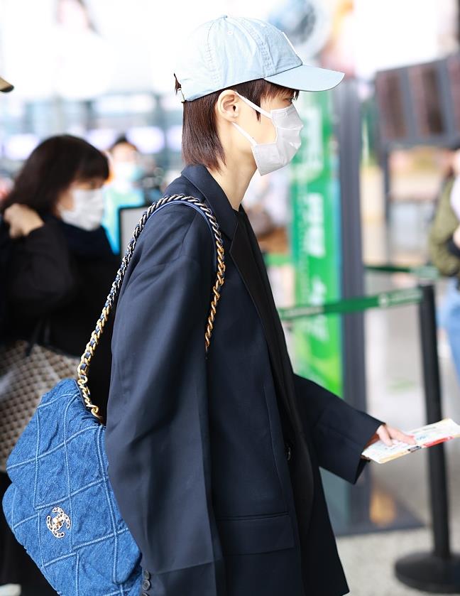 李宇春街拍:阔版西装搭运动裤chanel 19牛仔包大佬气场