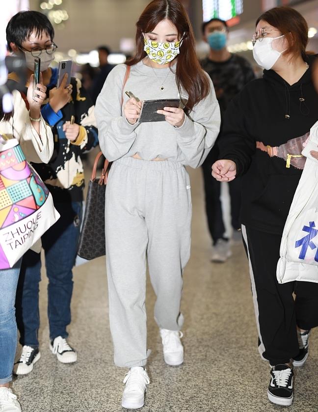 张含韵街拍:灰色卫衣 运动裤 celine手袋nike小白鞋休闲运动风