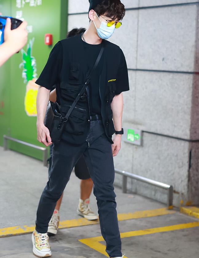 白敬亭街拍:黑t恤叠穿机能马甲 lv盒子包阳光鲜肉