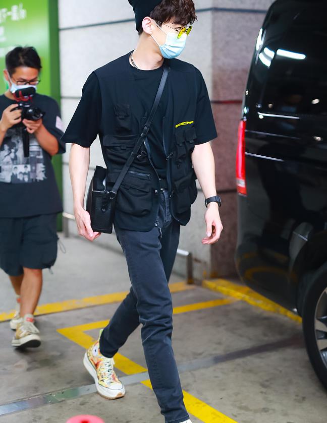 白敬亭街拍:黑t恤叠穿机能马甲 lv盒子包阳光鲜肉