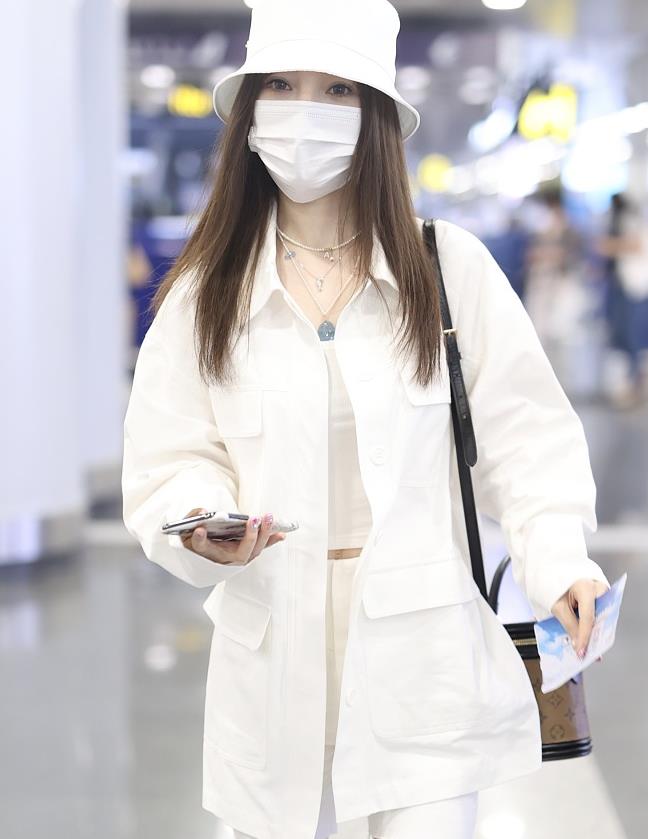 李小璐街拍:白色教练夹克nike钻饰af1球鞋