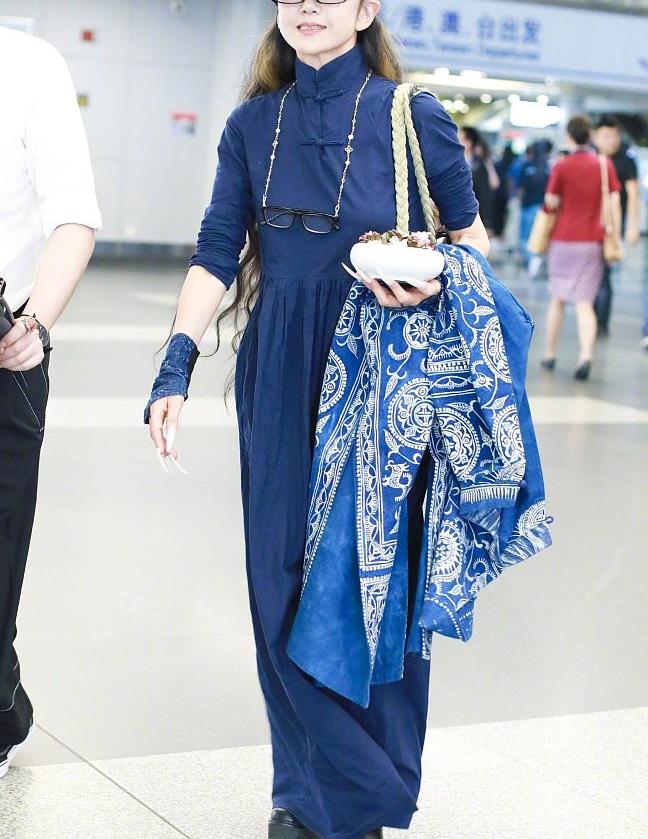 杨丽萍民族风造型真美穿连衣裙美得优雅少女身材叫人羡慕