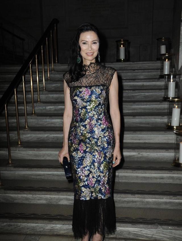 邓文迪虽不再是顶级豪门阔太但穿旗袍配长卷发气质比之前更强