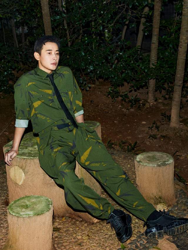 同时深绿色也是一种军装的代表色,会显得整个人非常的酷帅有型,而罗晋