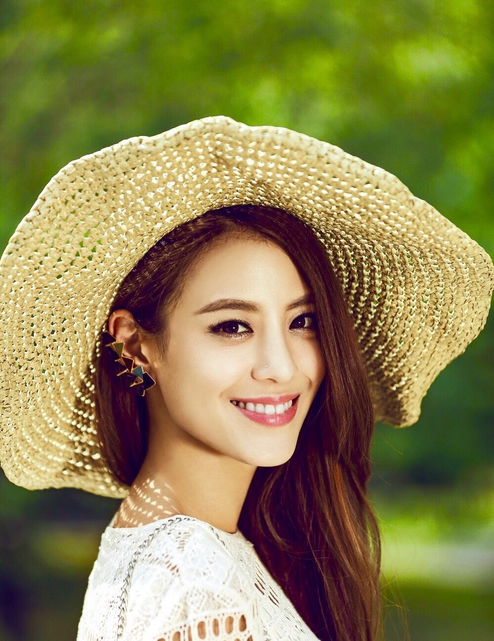 秀丽清纯,娇羞可人的江语晨,晶莹剔透的肌肤,闪烁着光晕!