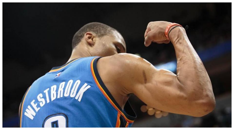 nba球员秀肌肉的瞬间!易建联科比面前亮胳膊,霍华德根本不用秀