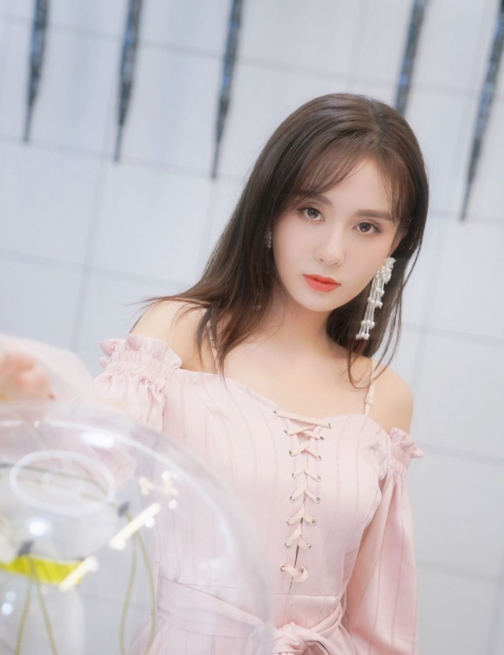 郑合惠子粉色吊带裙,气质甜美