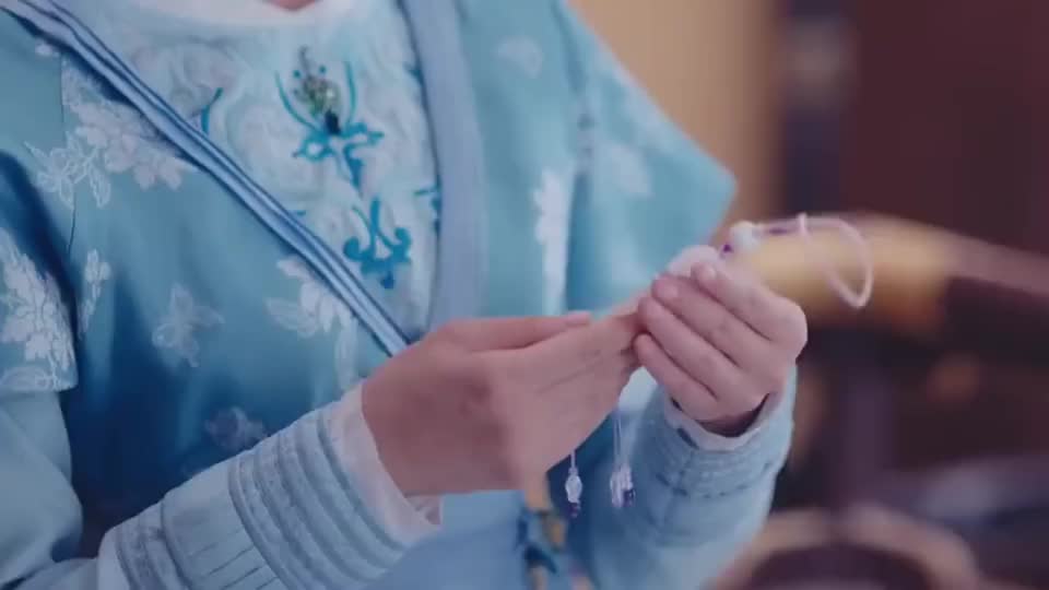 锦绣未央未央看着恩人的玉佩心中万分感慨物是人非啊