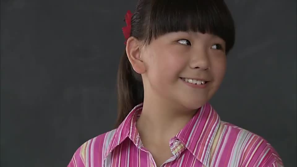 乡里彩虹城里雨父母寄了衣服玩具给女儿英子欢天喜地跳了起来