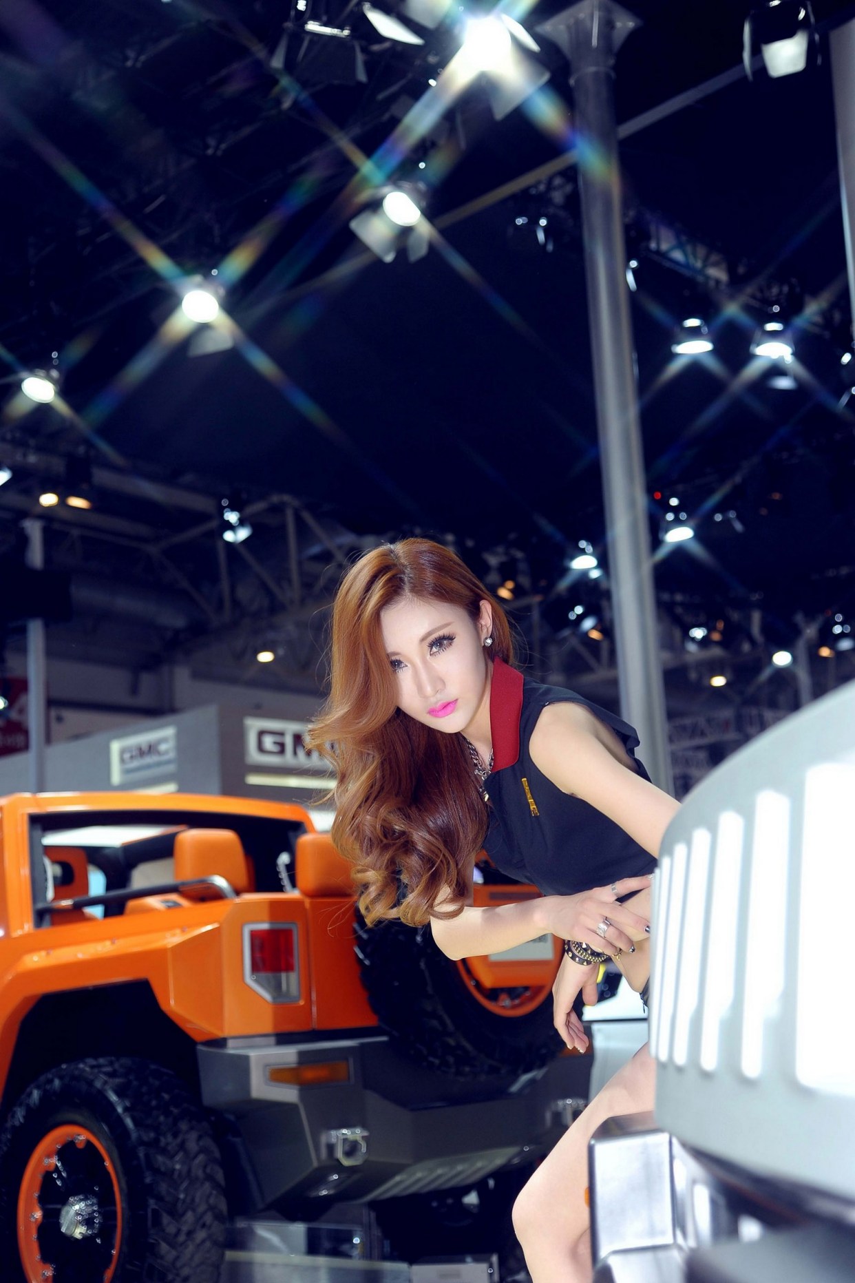 越野赛车美女模特芷均的时尚气质写真集