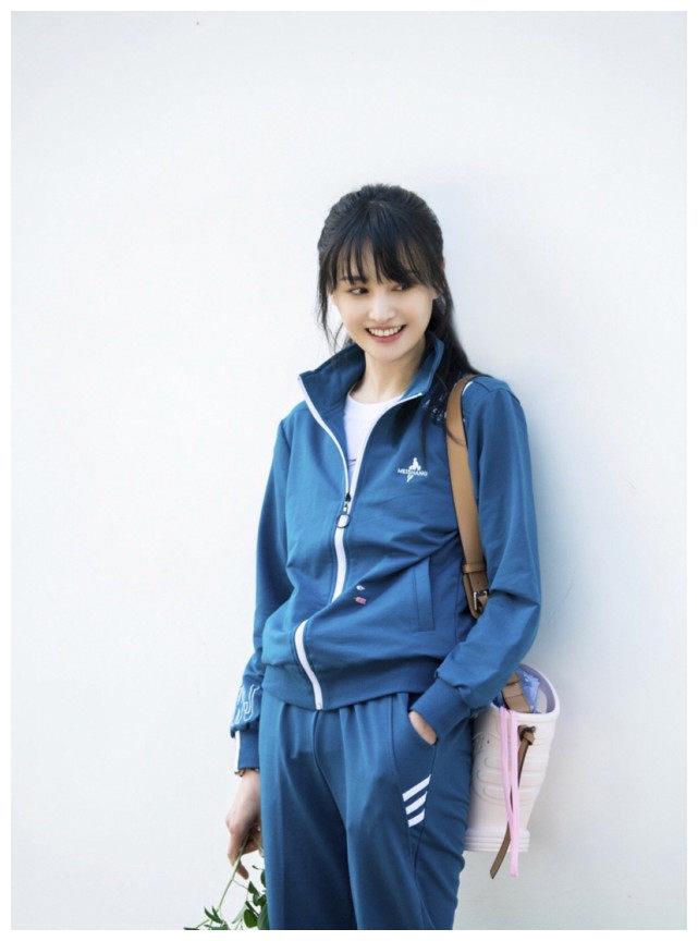 郑爽两档综艺上线,高中女孩穿搭迷人可爱,颜值重回巅峰