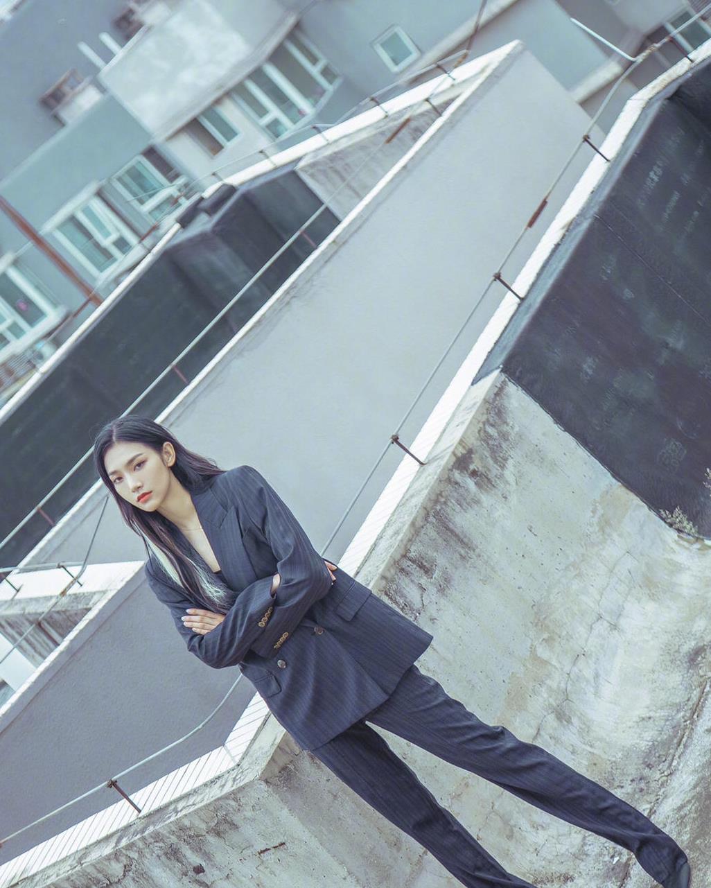 “体操公主”刘璇品位升级,真空穿墨绿色西装套装,美出新高度__财经头条