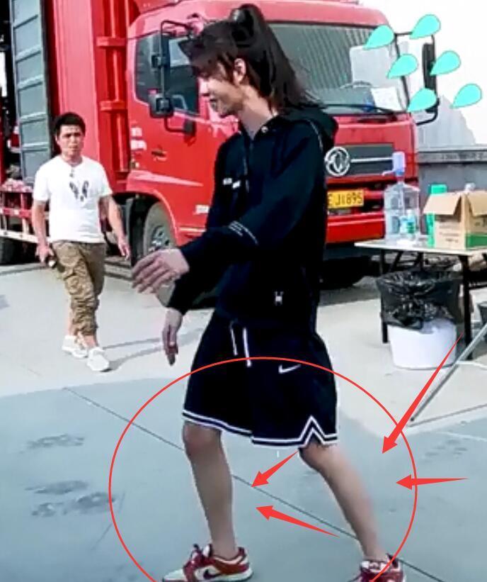 王一博片场玩滑板穿短裤暴露真实腿型太帅了