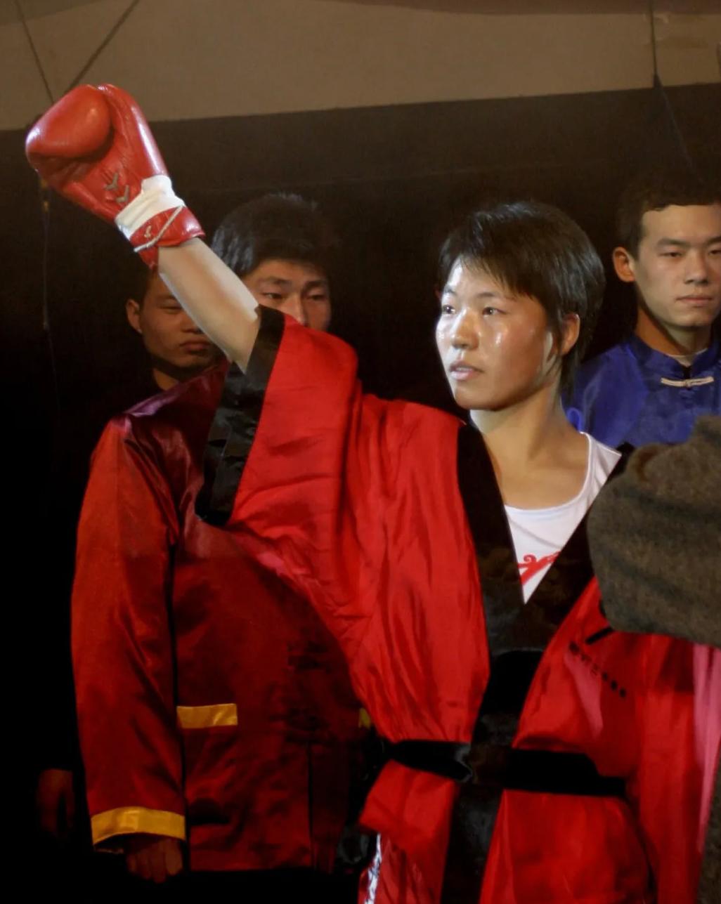 很快就在武校中脱颖而出,仅仅习武一年,就在次年校运会的散打项目中
