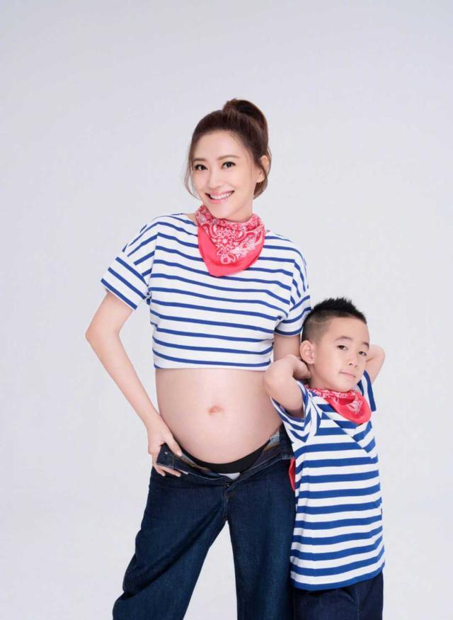 应采儿怀二胎携儿子拍大片条纹t恤配丝巾好洋气儿子帅气像爸