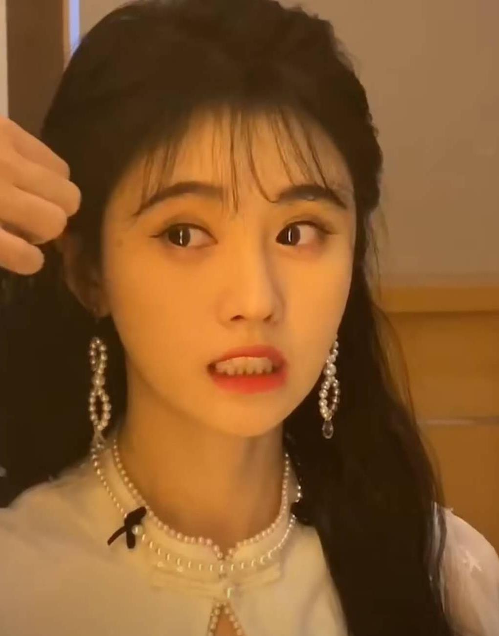 从视频中,可以清楚地看到,有发型师在帮鞠婧祎做头发.