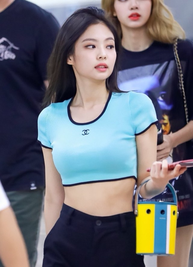 "人间香奈儿"金智妮,穿蓝色露脐装潮流个性,配西裤显小蛮腰!