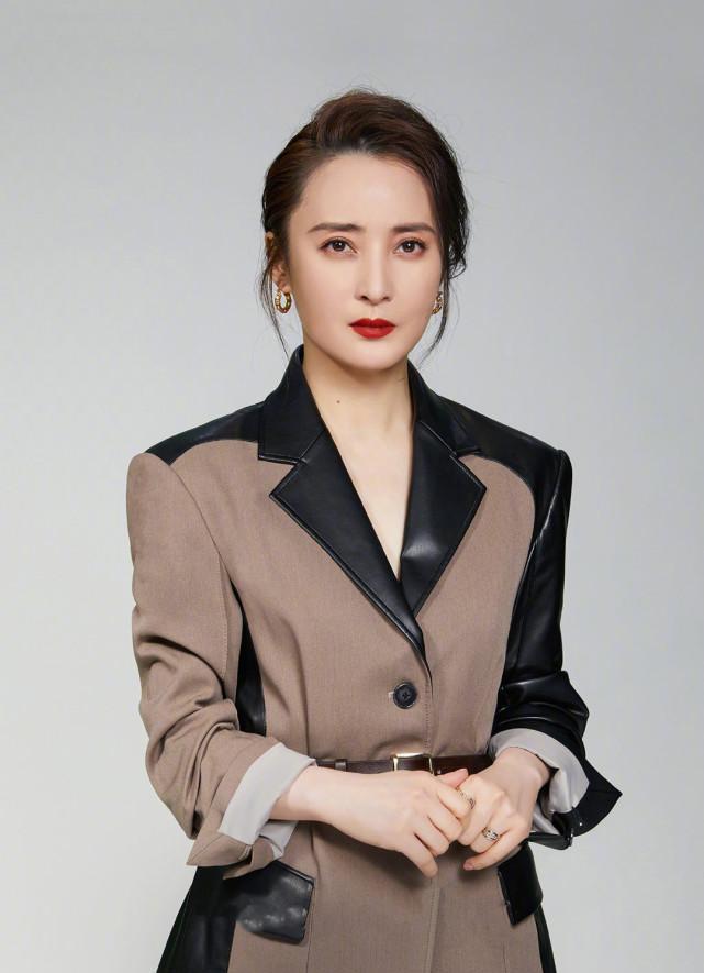 当家主母蒋勤勤最新大片曝光拿着账本气场全开眼神里太有戏