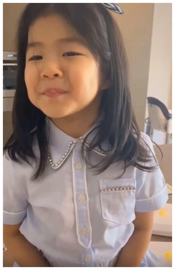 章子怡儿子正面照曝光肉嘟嘟小脸超像汪峰给爸爸鼓掌一脸严肃