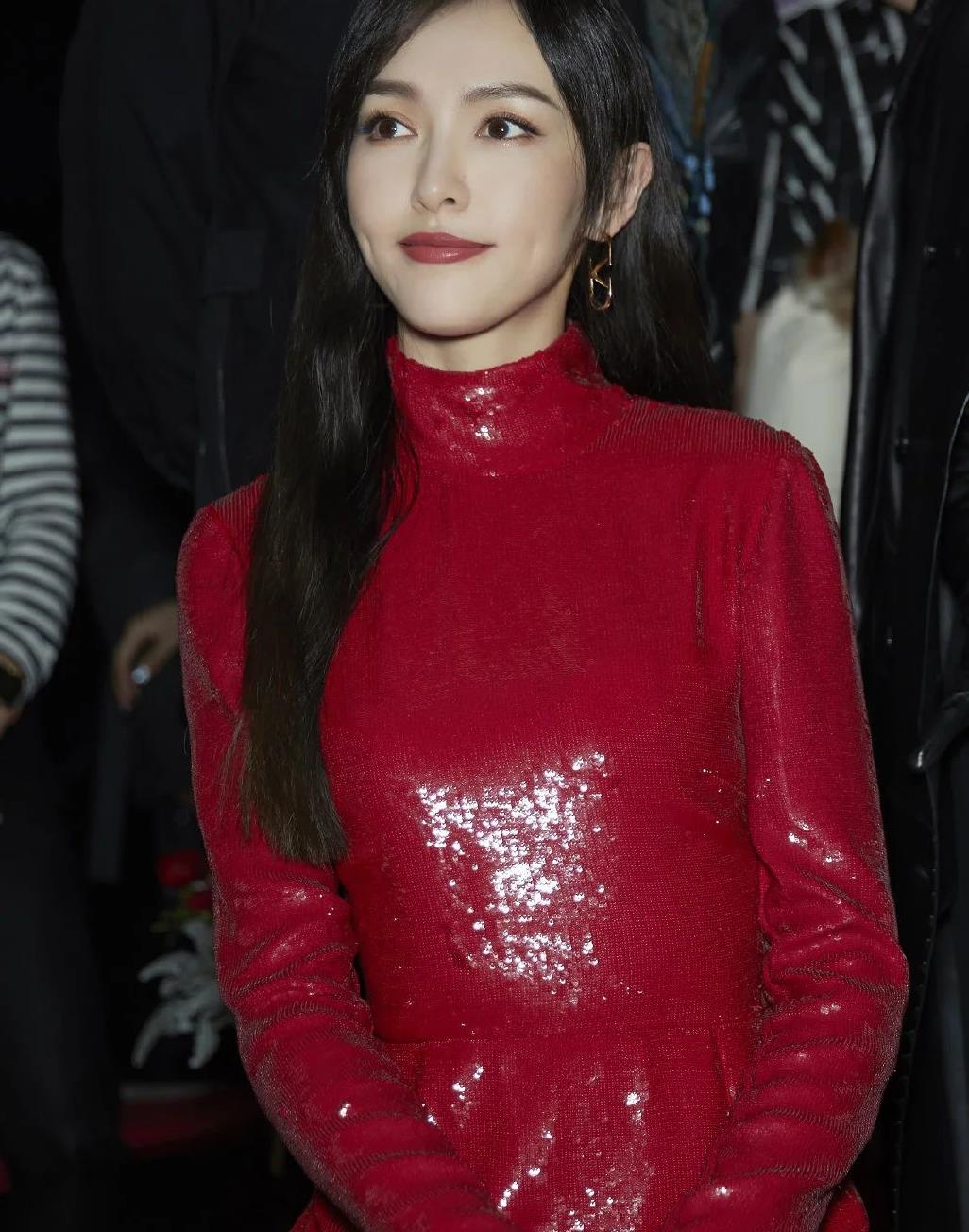 唐嫣的排骨身材太让人羡慕了穿红色紧身皮裙都一点不显臃肿