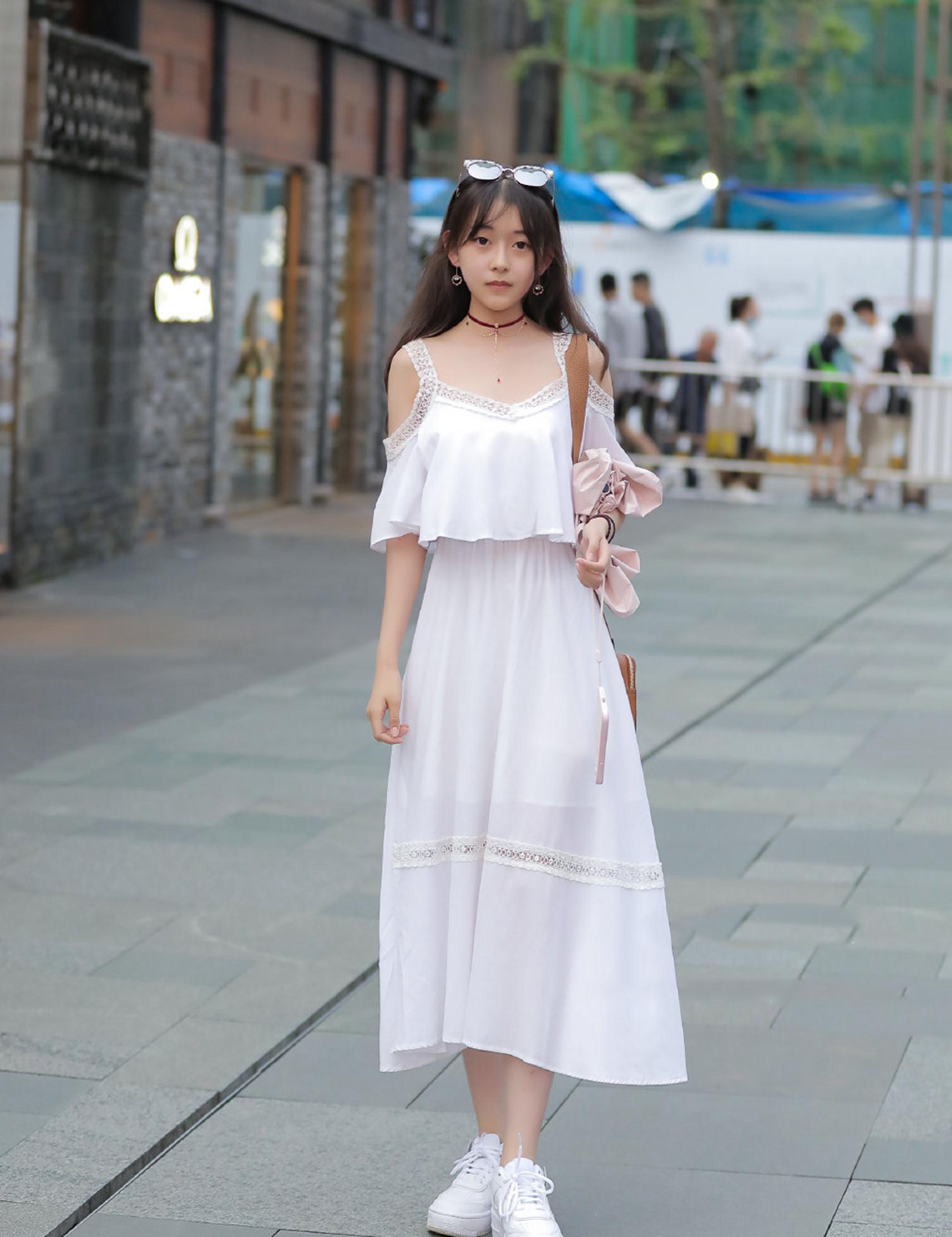 街拍:女孩子白色的衣服搭配,散发出优雅的气质