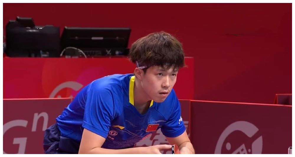 太遗憾!徐晨皓肩颈受伤表情痛苦,王楚钦轻松晋级,感觉胜之不武
