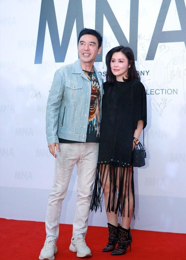 钟镇涛与老婆同框!穿蓝色外套帅气减龄,看不出与老婆相差13岁