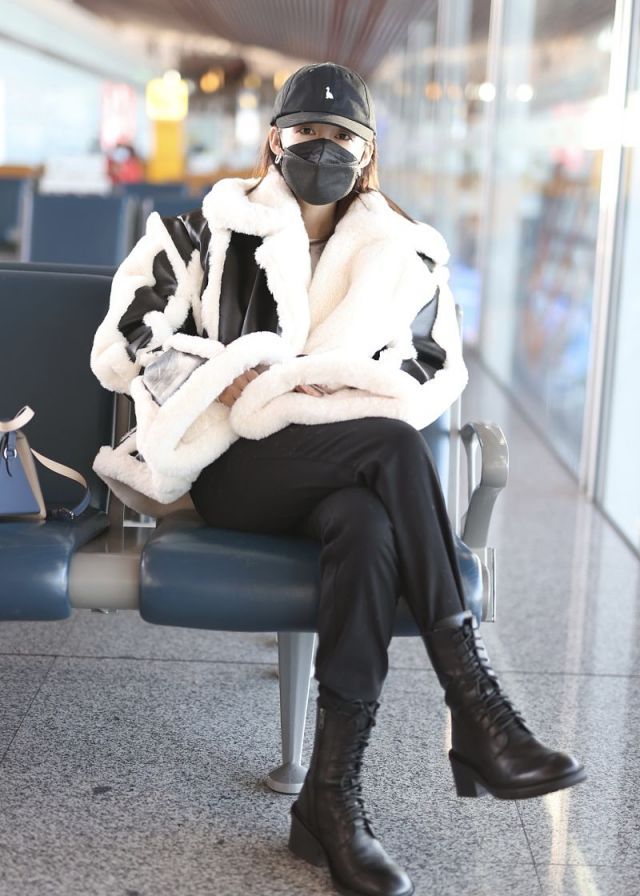 李沁脚踩黑靴美腿纤细很抢镜,穿黑白皮草外套帅似机车女郎