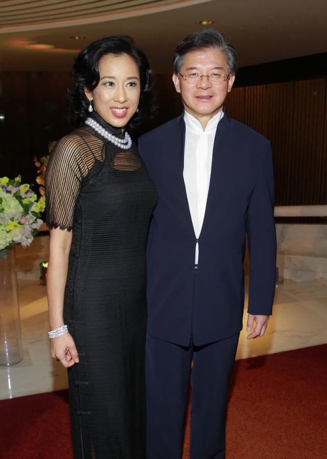 罗康瑞追朱玲玲8年那么恋爱时男人怎么做才能赢得女人的芳心