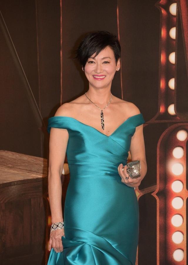 60岁惠英红太优雅,穿缎面礼服身材苗条,一双恨天高常人难驾驭