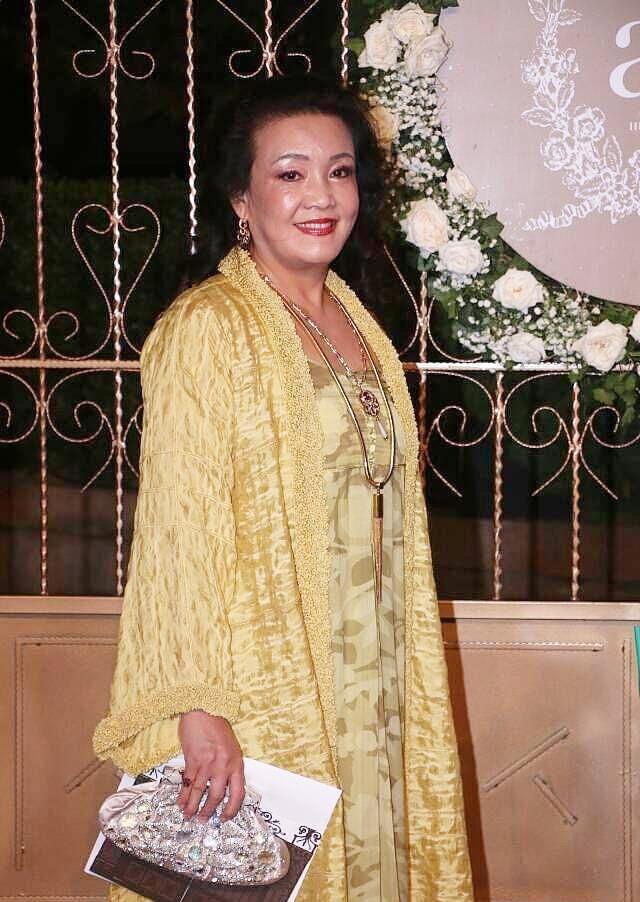 大s婆婆张兰气场太能撑场面,富态身材穿一身金色搭配,奢华至极