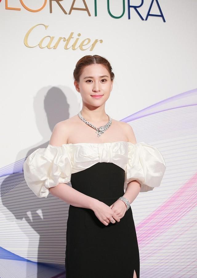 何超莲的身材真不错在男友窦骁的身边很小鸟依人穿白裙真优雅