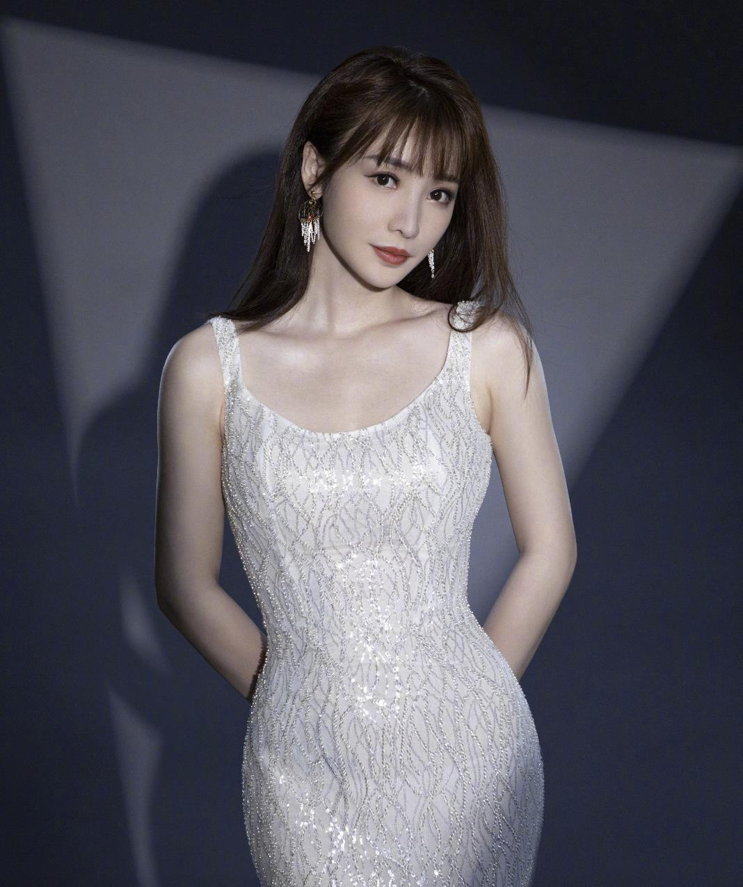 但是柳岩的身材维持的非常好,穿上这一条吊带连衣裙,恰到好处的展现出