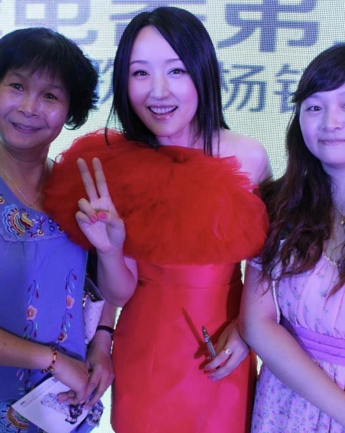 杨钰莹真是冻龄女神，穿一袭红色连衣裙出席活动，减龄又洋气
